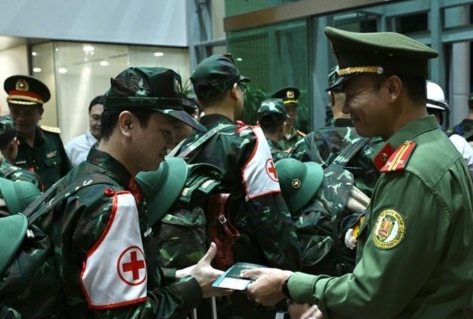 Doan cong tac quan doi, cong an tham gia khac phuc hau qua dong dat o Venezuela hinh anh