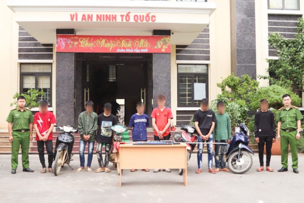 Trieu tap 8 thanh thieu nien mang sung, dao, lang lach gay roi trong dem hinh anh