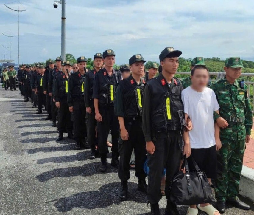 Ban giao 30 ke lua dao cong nghe cao cho Cong an Trung Quoc hinh anh