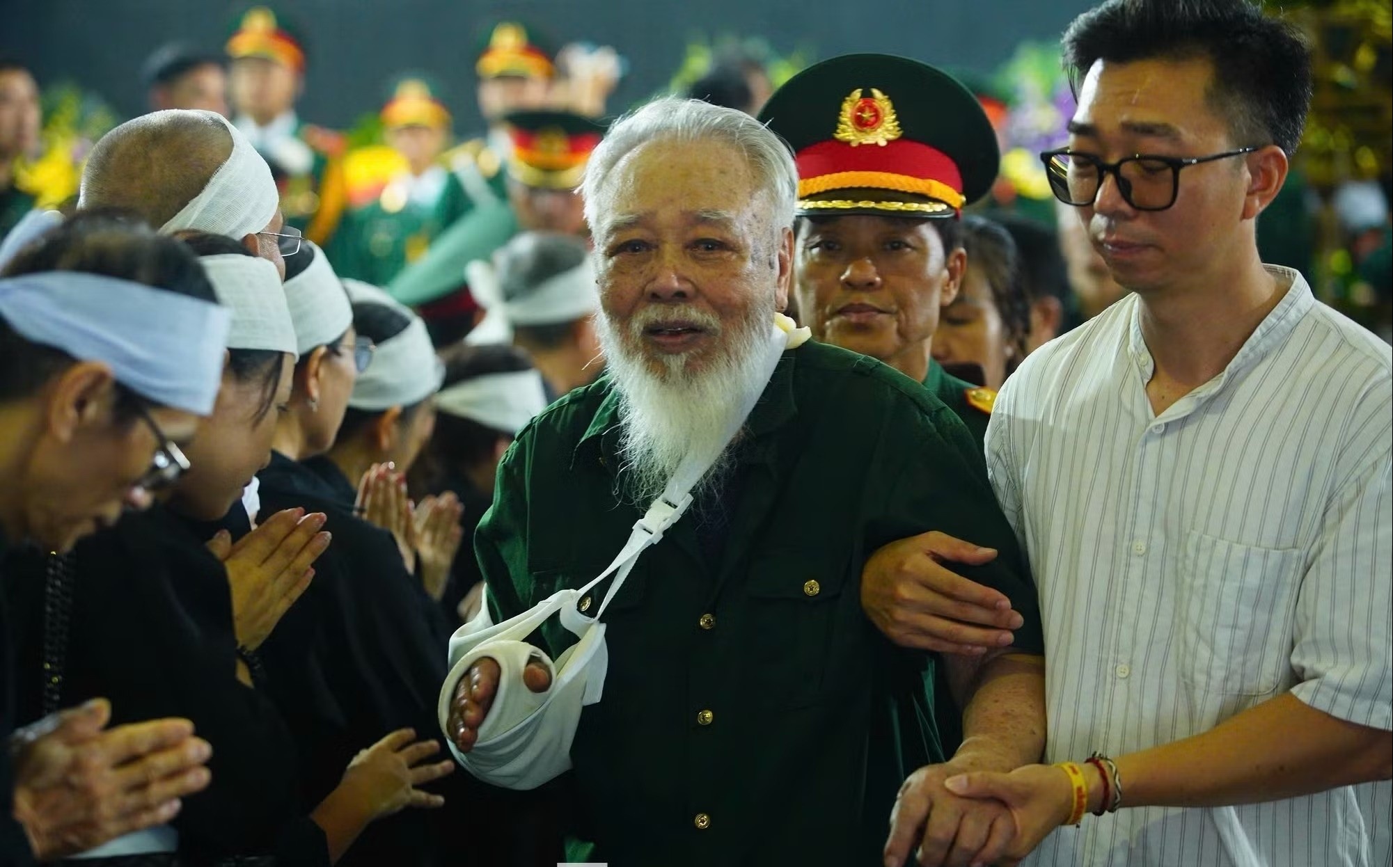 Hinh anh xuc dong tai le tang Anh hung La Van Cau hinh anh