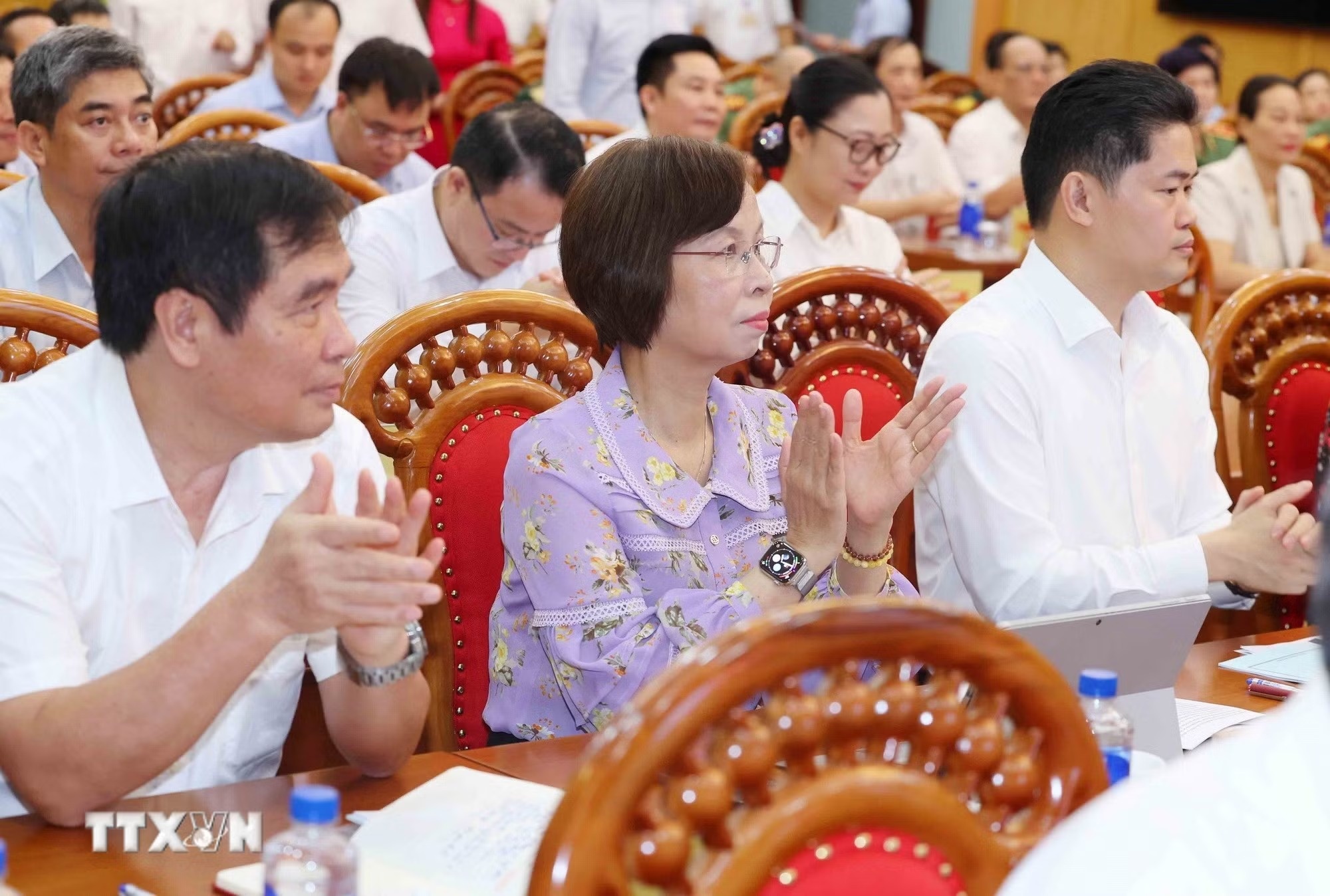 ban bi thu anh 2