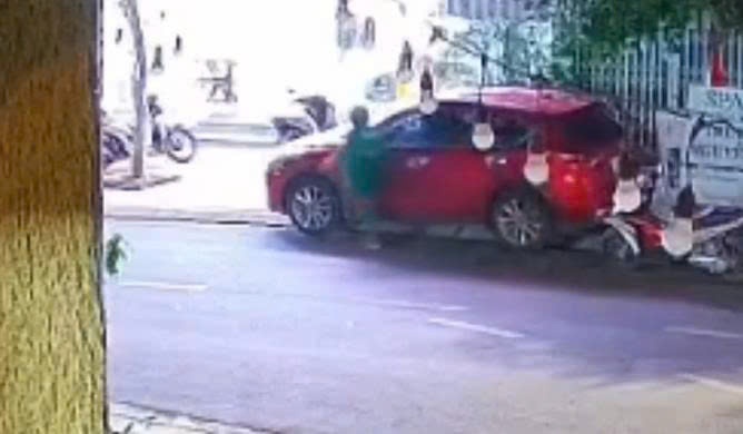 Video doi tuong ban 5 phat sung vao nguoi dan ong roi bo tron hinh anh