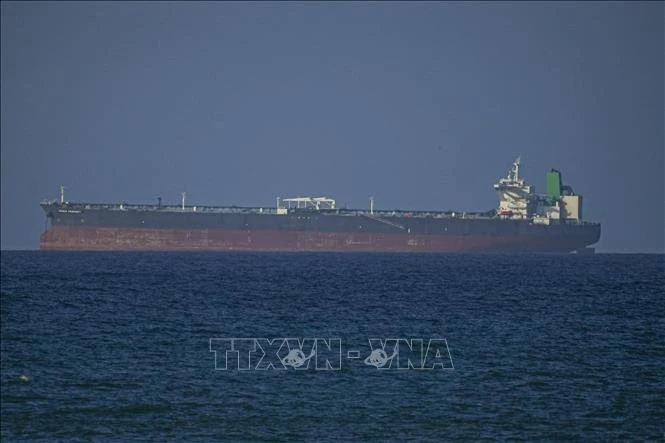 Di vao tuyen khong duoc Iran chi dinh, tau container mac can o Hormuz hinh anh