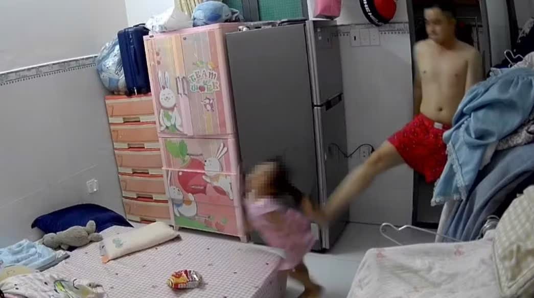 Be gai 3 tuoi,  nguoi tinh cua me,  bao hanh anh 1