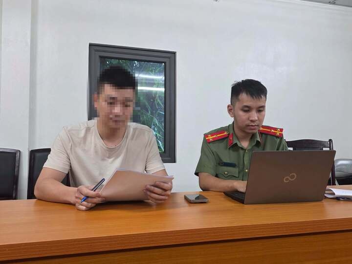 Tung tin,  sai su that anh 1