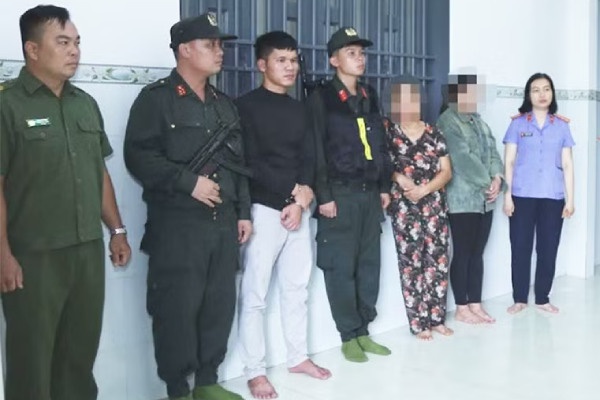 Khoi to nhom nhan vien quan ly kho lien quan 1.200 tan nguyen lieu chi nhap khau hinh anh