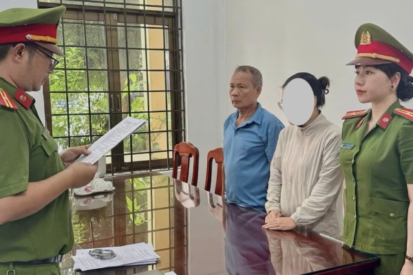 Bat nguoi phu nu lua dao chiem doat gan 800 trieu dong hinh anh