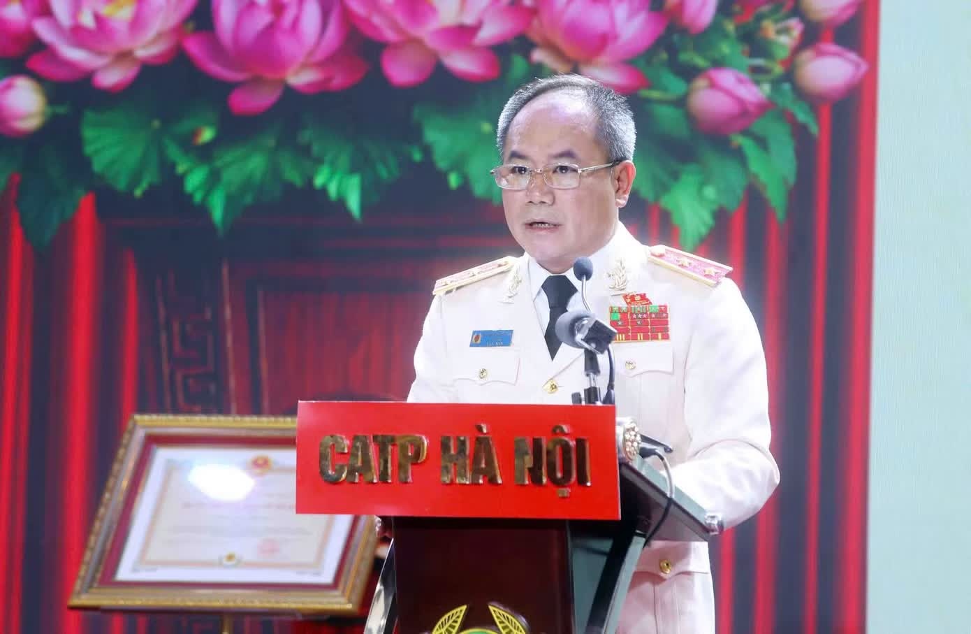 Cong an Ha Noi don nhan Huan chuong Bao ve To quoc hang Nhat hinh anh