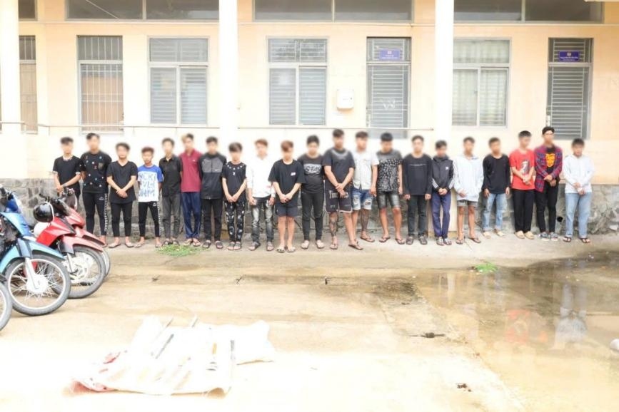Nhom doi tuong mang theo hung khi giai quyet mau thuan hinh anh
