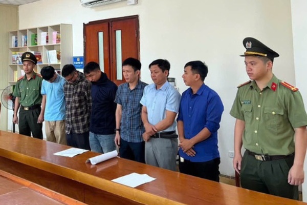 Lam gia ket qua thi nghiem vat lieu xay dung, them 6 nguoi bi khoi to hinh anh
