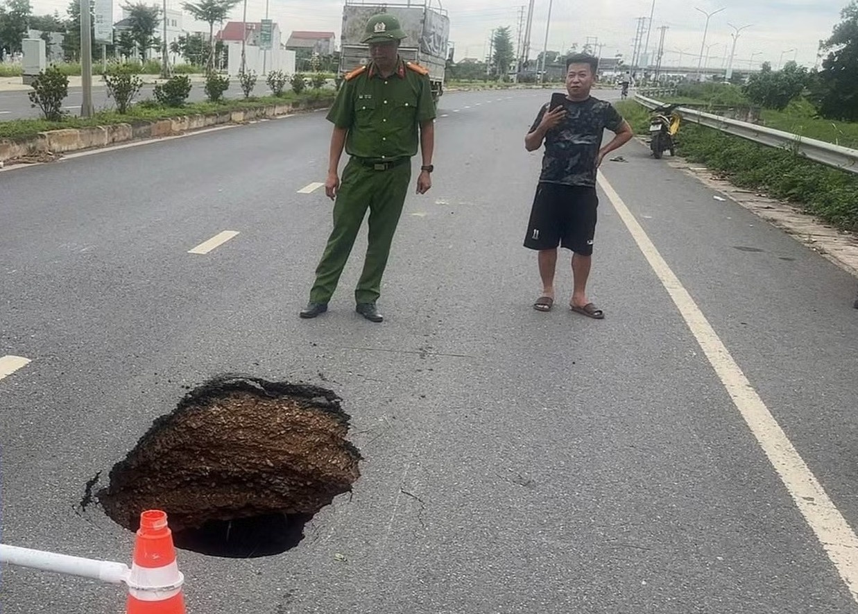 'Ho tu than’ sau 2 - 3 m giua duong gom khu cong nghiep hinh anh