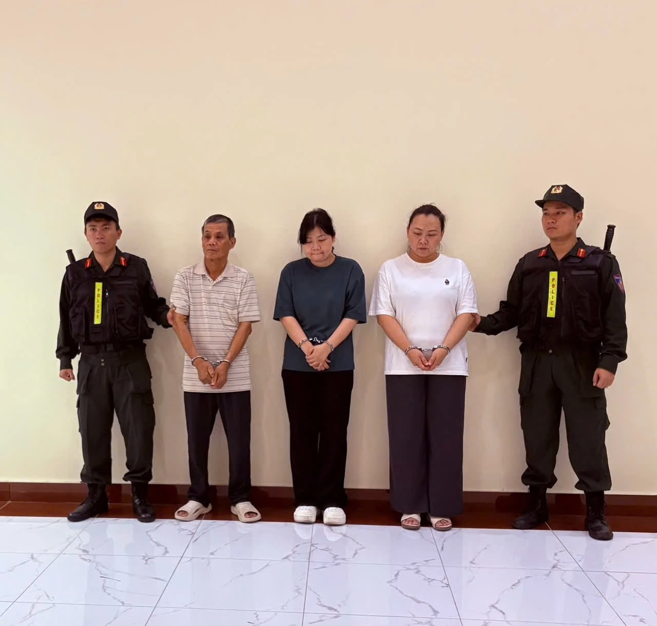 'Ho bien' hang tu Trung Quoc thanh hang Canada de trung 30 goi thau nganh dien hinh anh