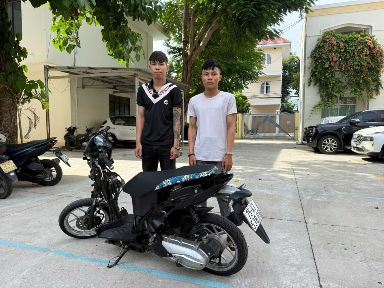 Bat giu 2 ke 'dao chich' chuyen cuom tai san trong oto khong khoa cua hinh anh