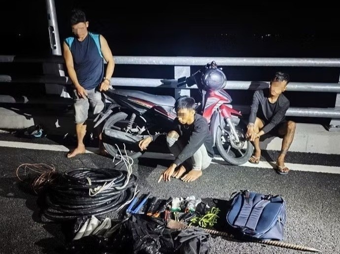 Bat nhom doi tuong chuyen cat trom day cap dien tai cong trinh cau Dai Ngai 2 hinh anh