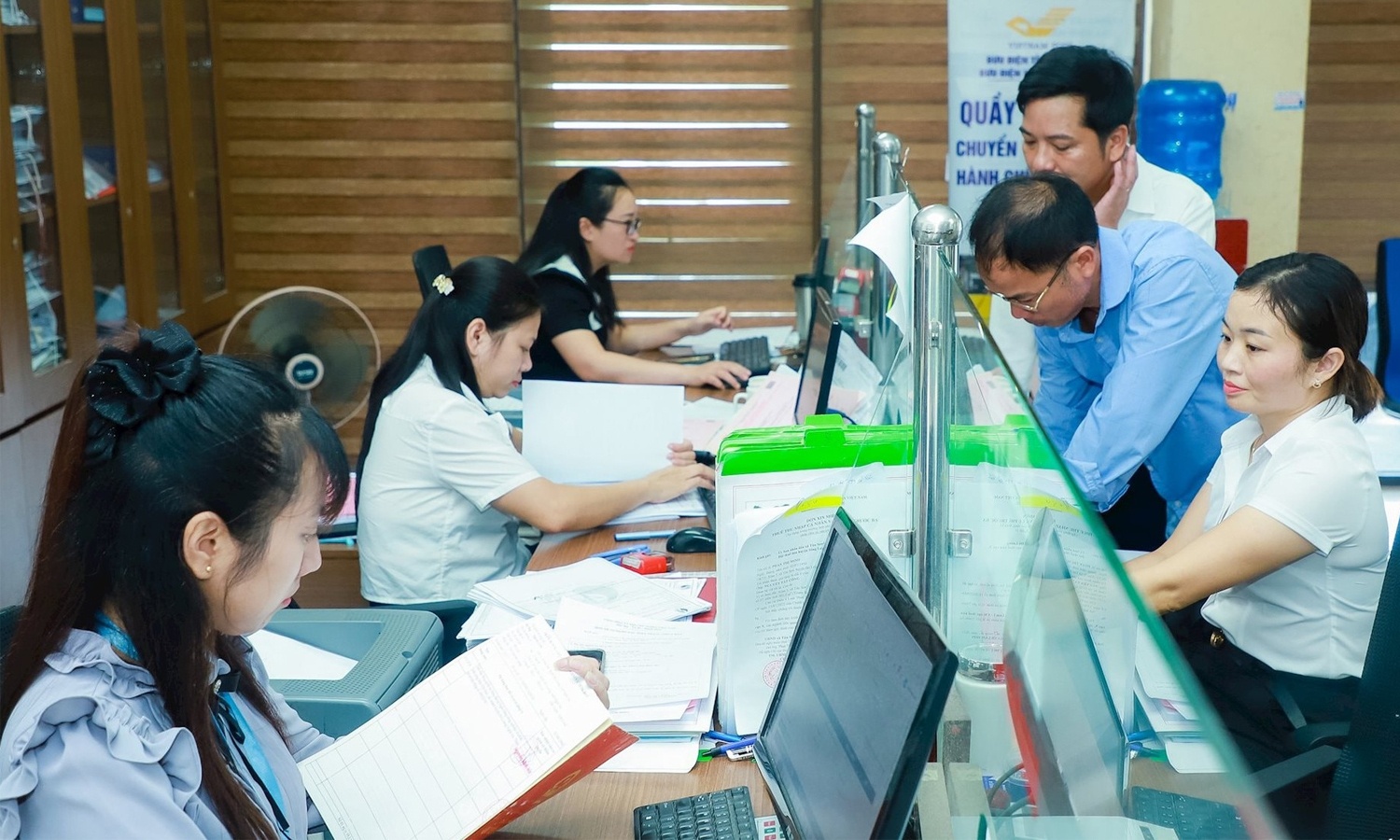Luat su gioi, doanh nhan tieu bieu duoc vao vien chuc khong can thi hinh anh