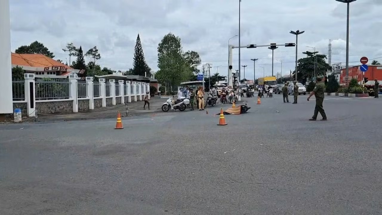 Xe bon va cham xe dap dien, nguoi phu nu va be gai 4 tuoi tu vong hinh anh