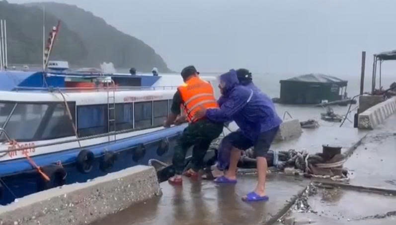 Gio bao toc mai nhieu nha o Mong Cai, Quang Ninh hinh anh