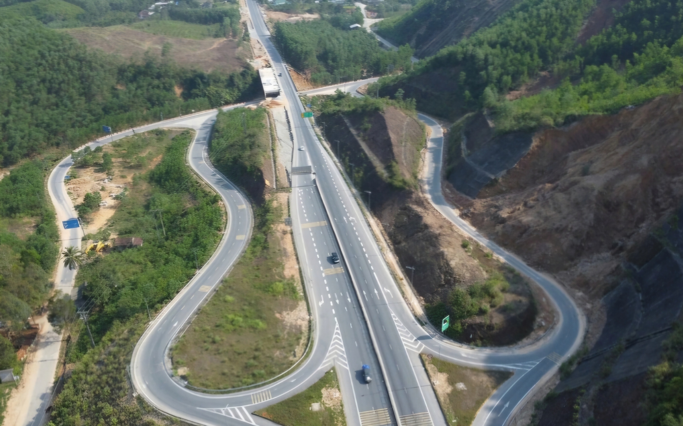 Tam dung khai thac cao toc Cam Lo - La Son ban dem tu 10/7 hinh anh