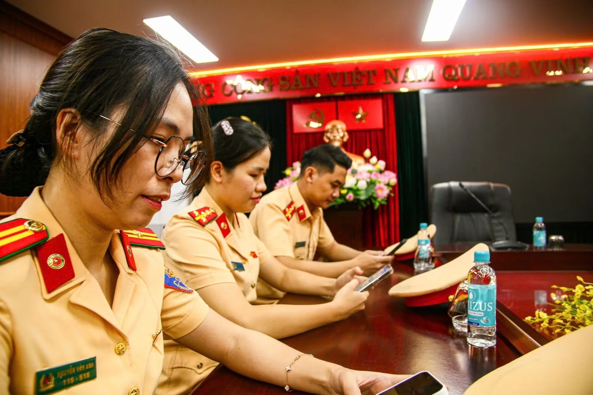 CSGT Ha Noi thi sat hach ung xu, le tiet, tac phong hinh anh