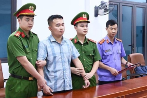 Phe chuan bat khan cap giao vien Truong THPT chuyen Tuyen Quang vu diem thi hinh anh