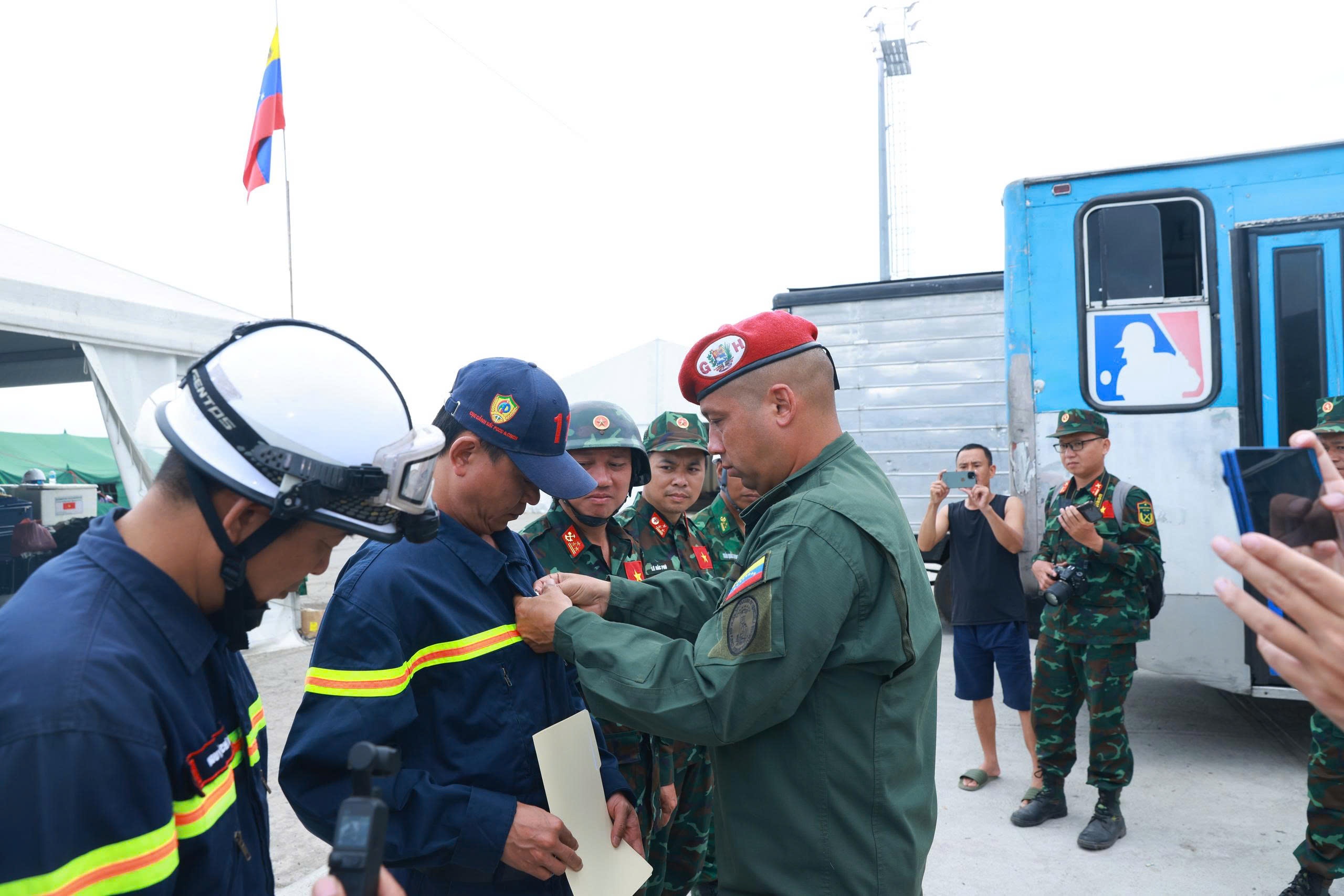 Trao Huy chuong 'Anh hung Venezuela' tang doan cuu nan, cuu ho Viet Nam hinh anh