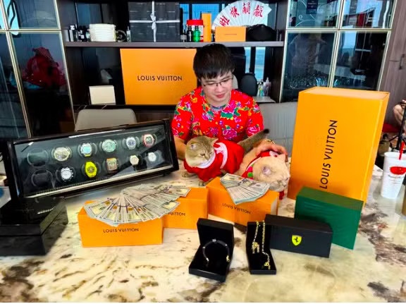Thu loat xe sang, hang chuc dong ho, tui xach hang hieu tai nha ban gai Mr Pips hinh anh