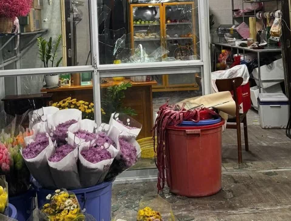 Dung dao tan cong vo cu, dap pha tiem hoa roi bo tron hinh anh