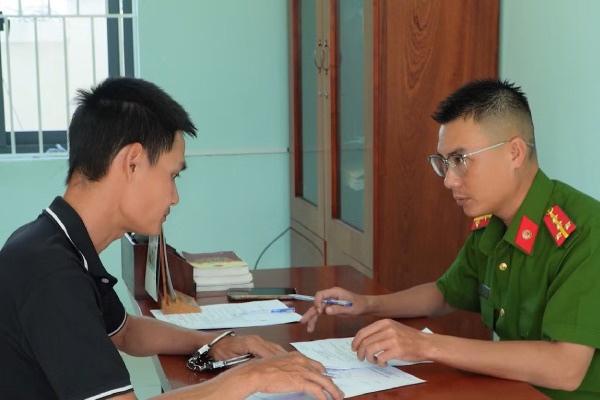 Bi bat sau 6 gio cuop giat tai san cua nguoi ban ve so hinh anh
