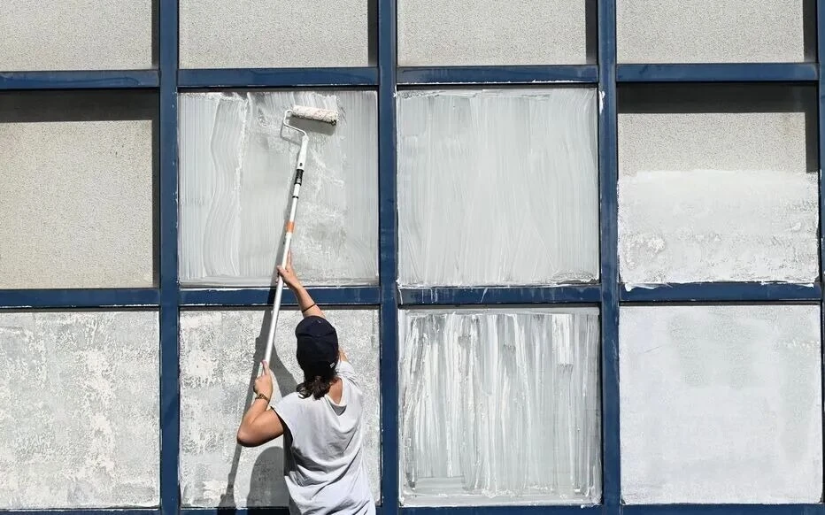 Người Pháp chống nóng kiểu 'có một không hai': Bôi phấn trắng lên cửa