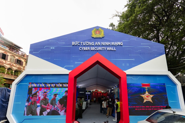 Trien lam 'Buc tuong An ninh mang' mang trai nghiem an toan so toi nguoi dan hinh anh