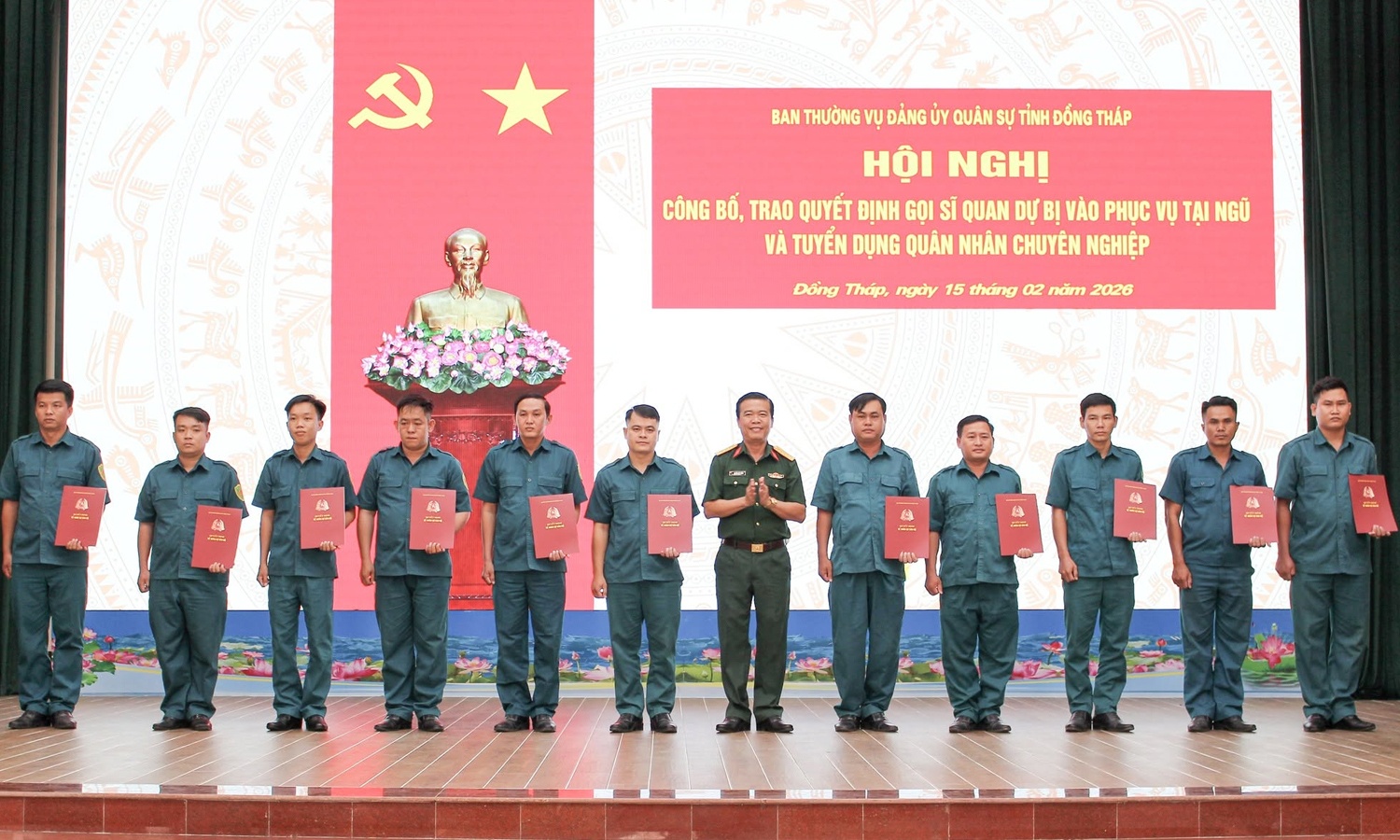 De xuat bo sung 3 chuc vu thuoc Ban Chi huy quan su cap xa vao Luat Si quan hinh anh