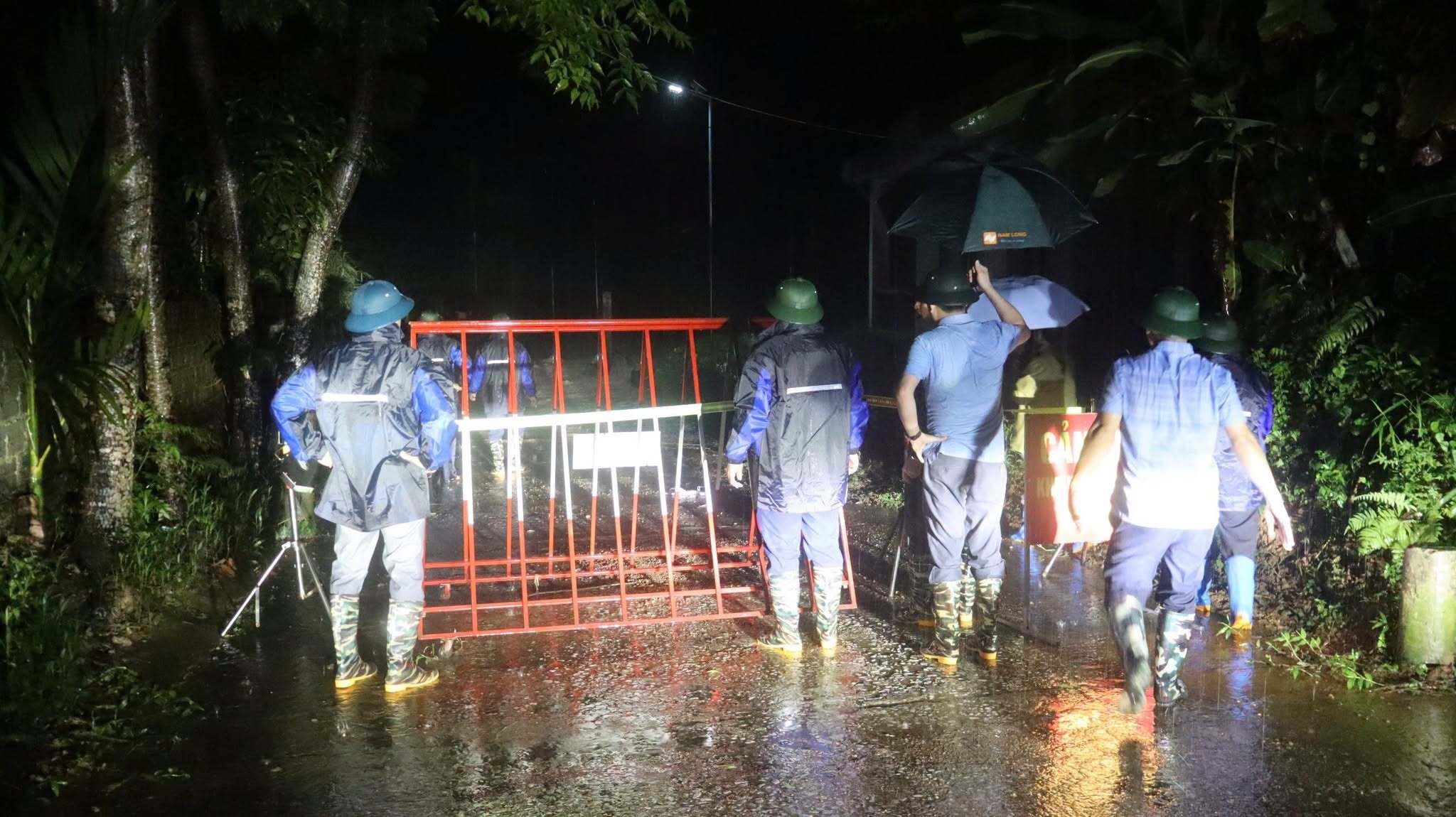 Gan 300 nguoi tim kiem chau be bi lu cuon troi hinh anh