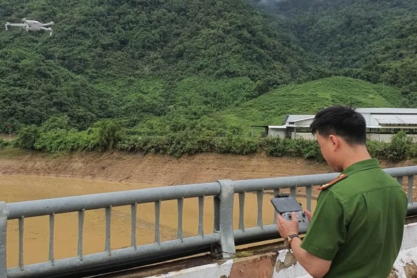 Dung flycam tim kiem nan nhan duoi nuoc tren song Da hinh anh
