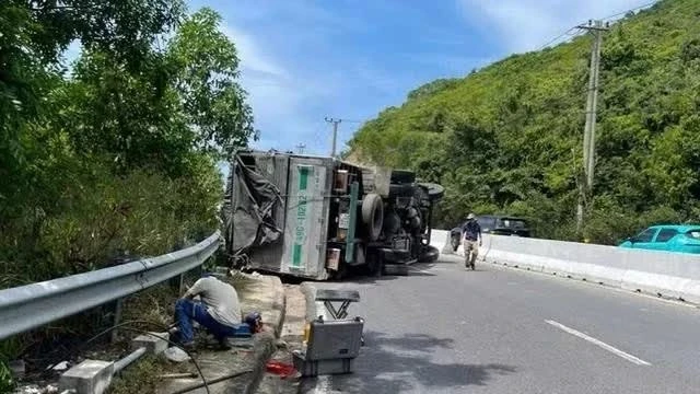 Xe tai lat duoi chan deo Cu Hin, tuyen duong ra san bay Cam Ranh un tac keo dai hinh anh