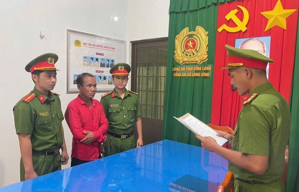 Trom xuong di danh bat thuy san, ban lay tien tieu xai hinh anh