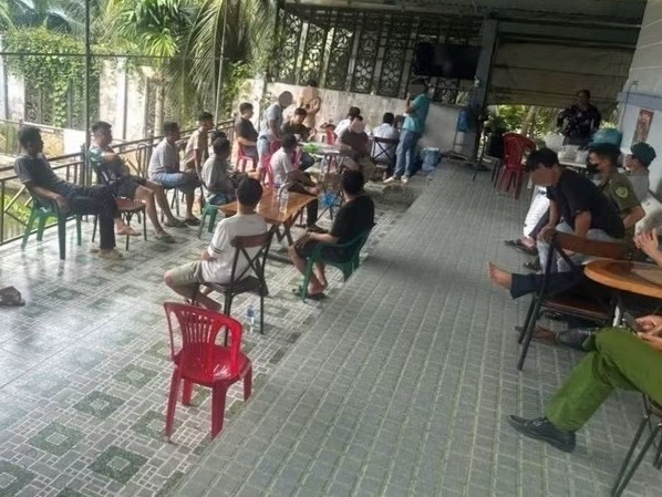 Khoi to 10 bi can lien quan ca do bong da hinh anh