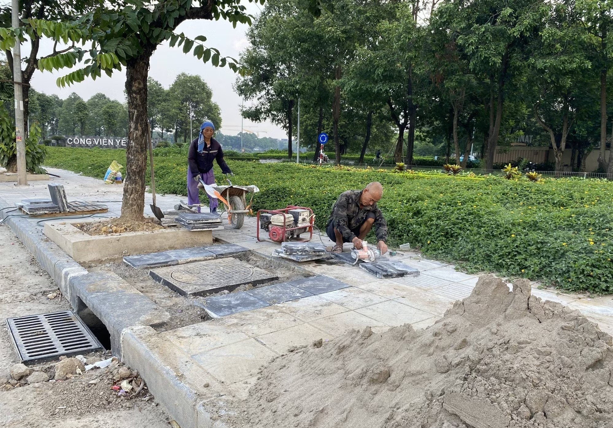 Vi sao via he Ha Noi vua lam xong lai dao len lap cong? hinh anh