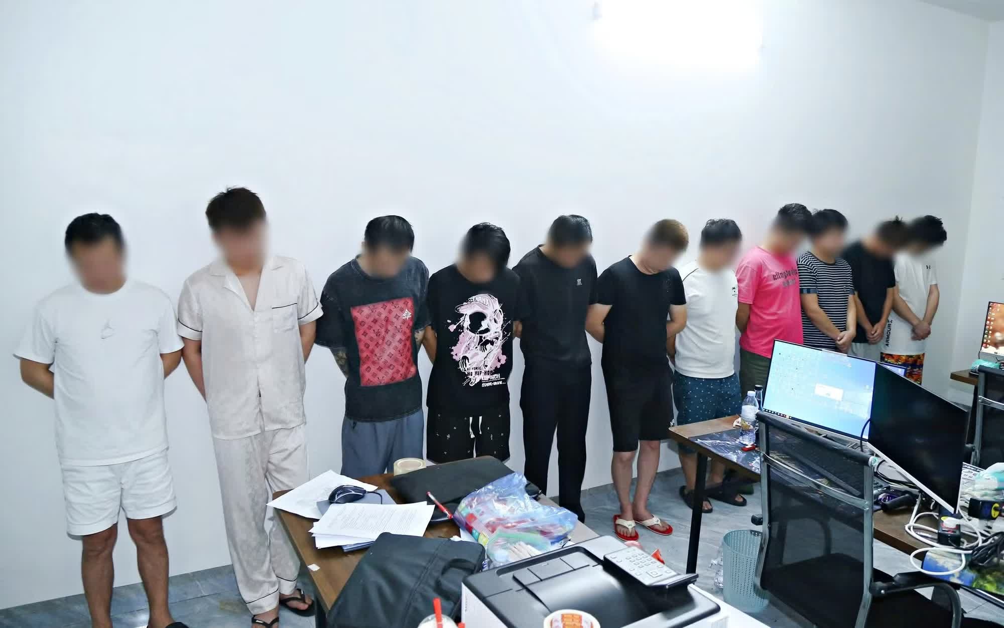 Bat giu 11 doi tuong nguoi nuoc ngoai lua dao qua mang hinh anh