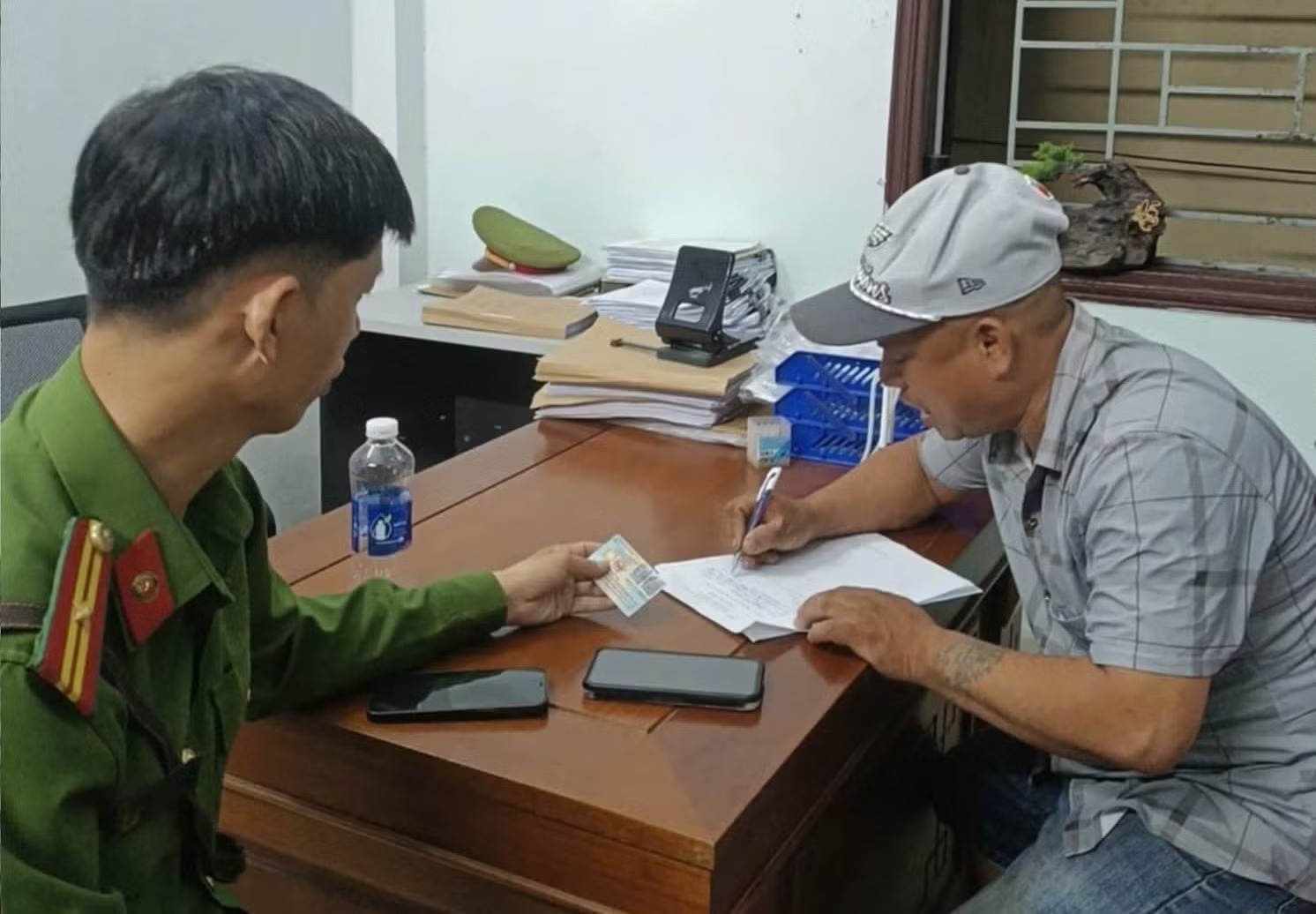 Bi phat 7,5 trieu dong vi khach to can gian sau rieng o cho dem hinh anh