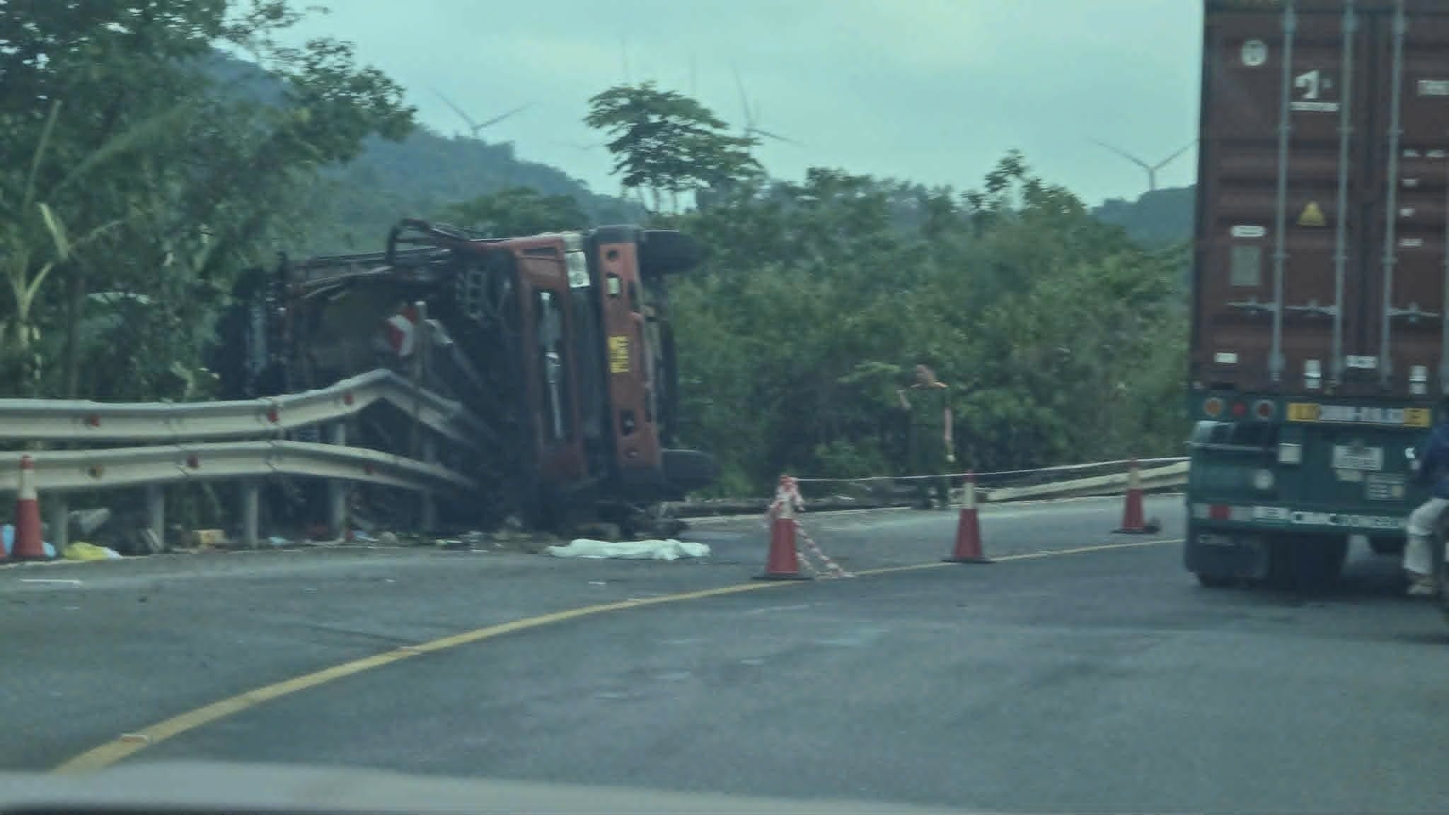Xe tai dam vao lan can tren Quoc lo 9, 3 nguoi thiet mang hinh anh