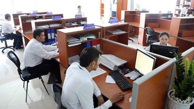 Vien chuc quan ly tu nguyen tu chuc neu vo, chong, con sa vao te nan hinh anh
