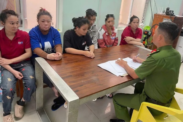 Hai nhom phu nu au da, gay nao loan vi mau thuan tren TikTok hinh anh