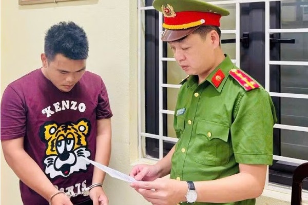 Khoi to doi tuong chong nguoi thi hanh cong vu hinh anh