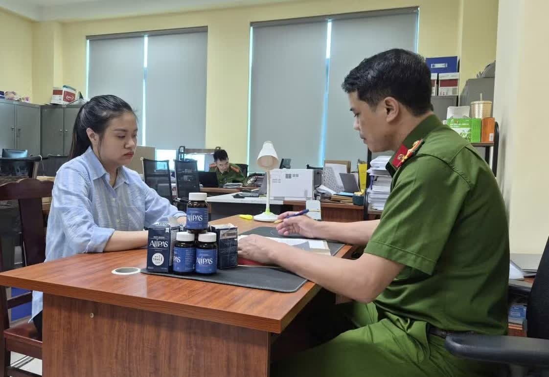 Khoi to co gai ban thuc pham tang cuong sinh ly dan ong gia hinh anh