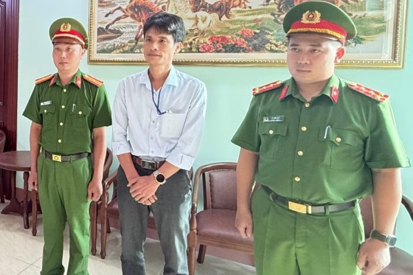 Bat giam doc cong ty ban hon 250 tan phan bon gia hinh anh