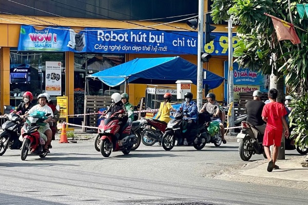Nhiều vết máu kéo dài tại hiện trường vụ người đàn ông bị sát hại ở TP.HCM