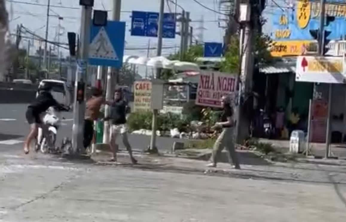 Cự cãi với nhóm nẹt pô, người đàn ông bị tấn công bằng dao