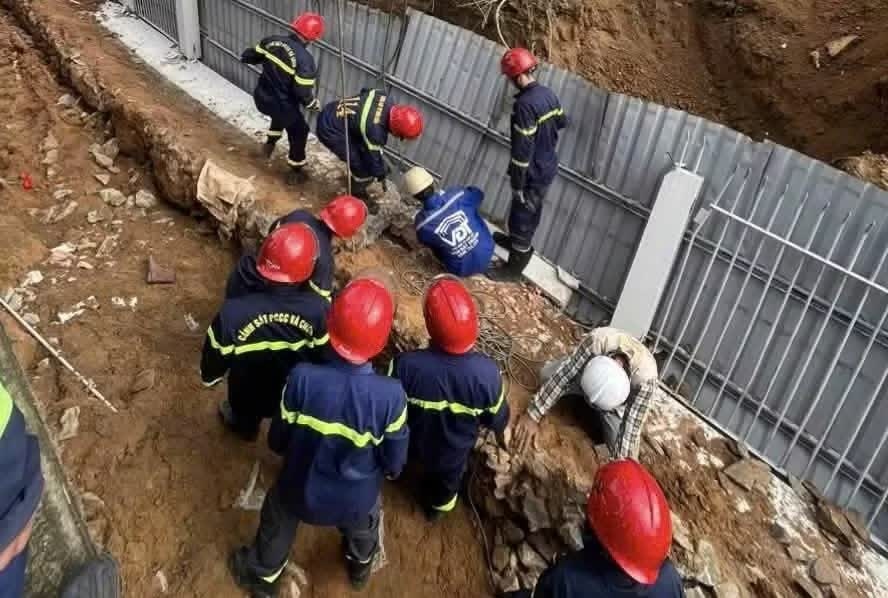 Điều tra vụ sập tường rào bê tông khiến nữ công nhân tử vong