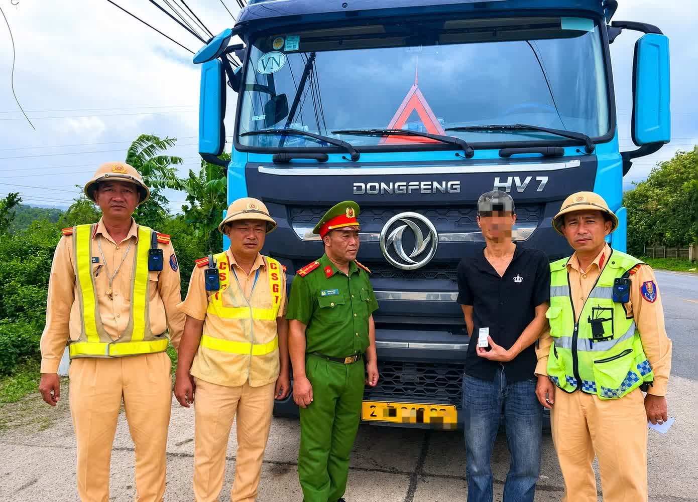 Bắt tài xế dương tính ma túy, giấu hơn 400 viên nghi ma túy trên cabin