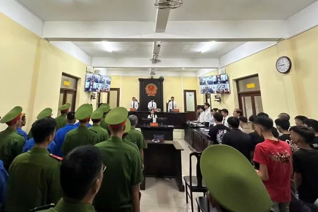 Tuyên án 44 bị cáo hỗn chiến bằng dao, bom xăng ở Cà Mau